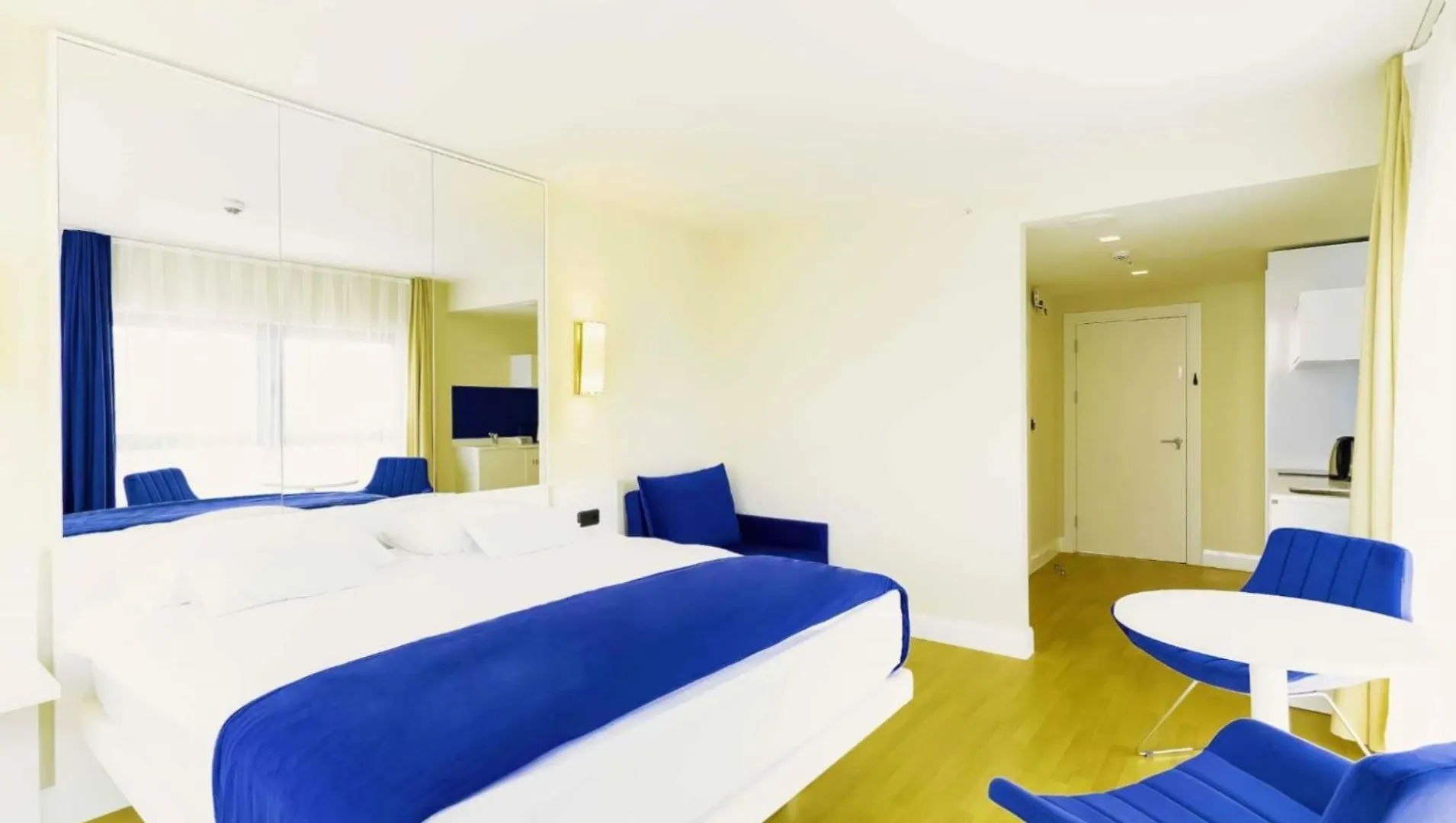 Lavish Sea View Aparthotel In Orbi City באטומי 5*,